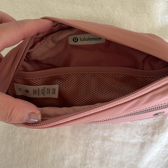 NWT Lululemon belt bag in pink pastel - Picture 6 of 6